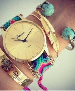 Très jolie montre avec bracelet brésilien très tendance!!! Accessoire incontournable de l'été