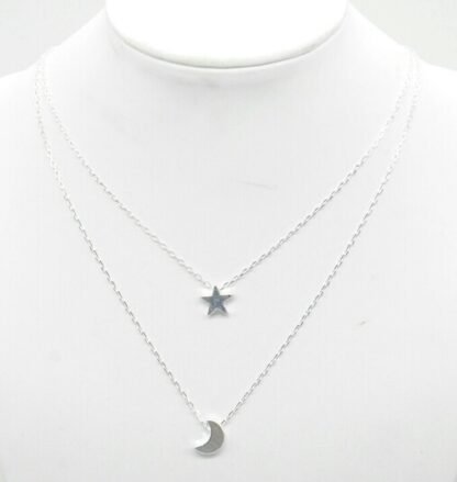 Collier multi-rangs pendentifs étoile lune argent.