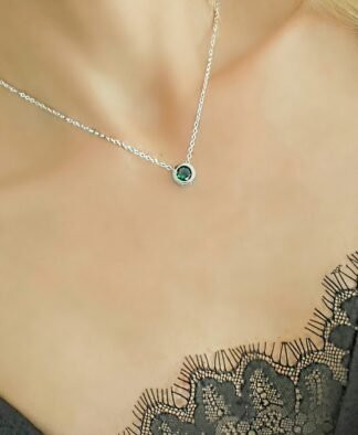 Collier pendentif avec zirconium vert