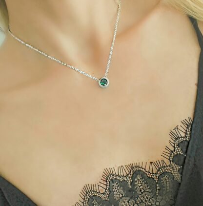 Collier pendentif avec zirconium vert