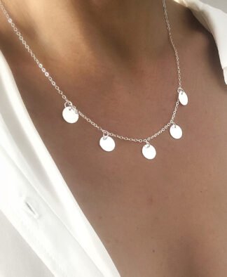 Collier argent orne de petites medailles