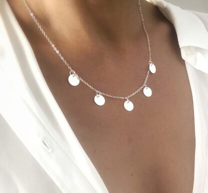 Collier argent orne de petites medailles