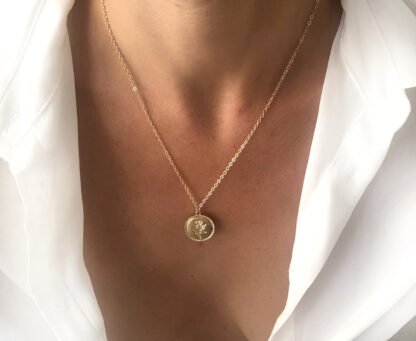 Collier dore medaille fleur