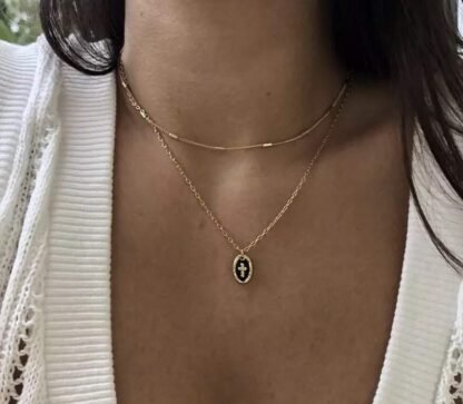 Idee cadeau femme- collier ras du cou medaille croix