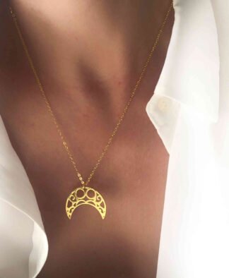 collier tendance 2021- croissant de lune dore