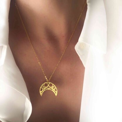 collier tendance 2021- croissant de lune dore