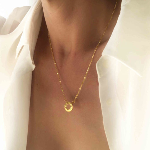 collier tendance 2021- medaille soleil or