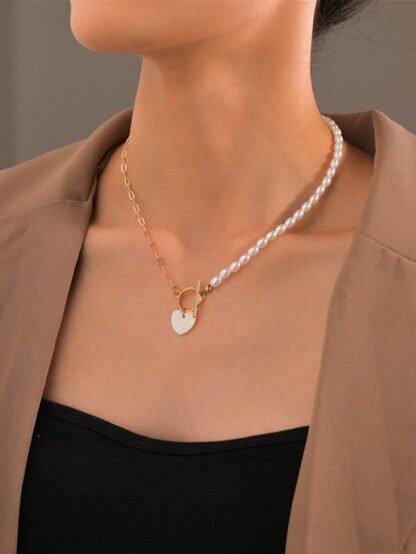 collier perles blanches et pendentif coeur