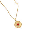 collier medaille pierre rouge tendance