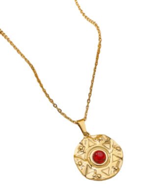 collier medaille pierre rouge tendance