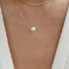 collier multirang chaine fine perle blanche.