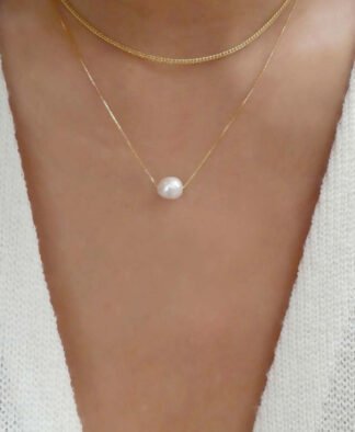 collier multirang chaine fine perle blanche.