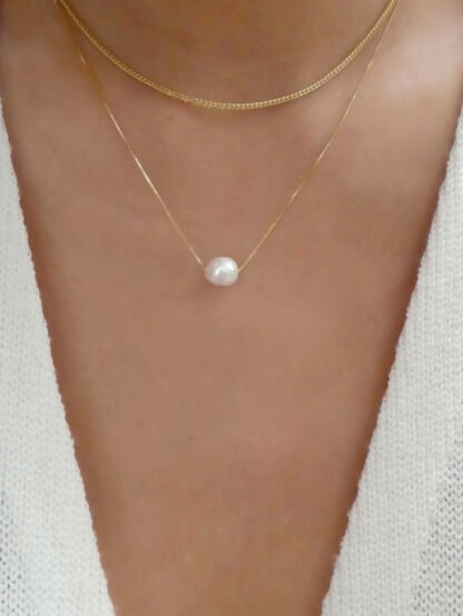 collier multirang chaine fine perle blanche.